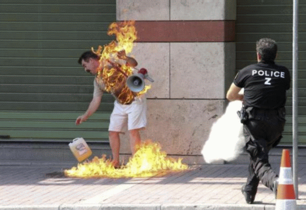 Protest în faţa băncii Piraues